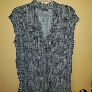 Vince Camuto size 2X vneck sleeveless top